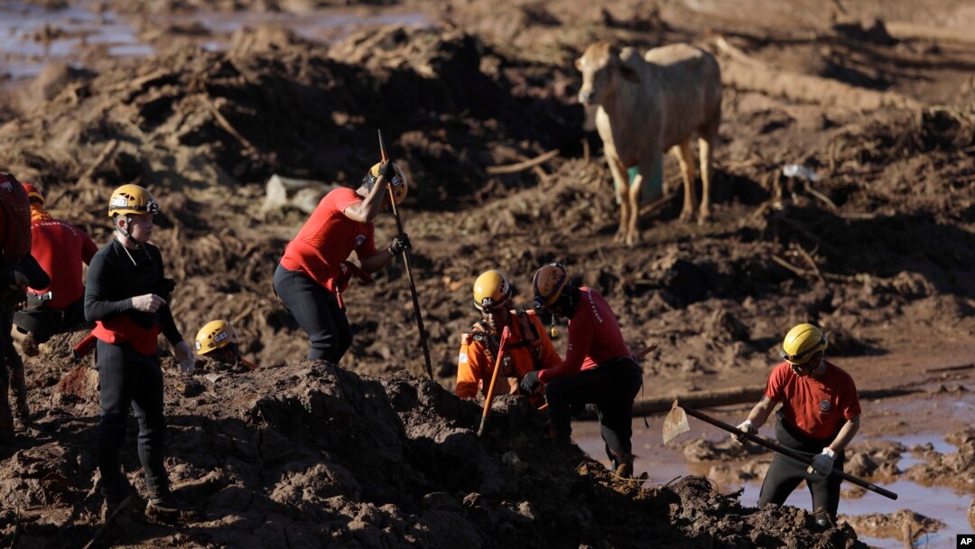 Firefighters look for victims of a dam collapse in Brumadinho, Brazil, Monday, Jan. 28, 2019. (AP Photo/Leo Correa)