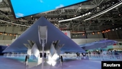 廣東珠海中國國際航空航天博覽會上展出的GJ-11隱形無人戰鬥機。 （2021年9月29日）
