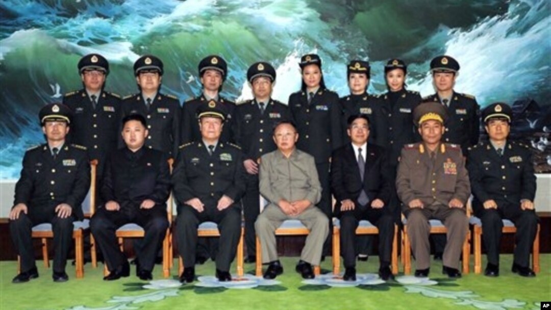 지난 2010년 10월 김정일 북한 국방위원장(앞줄 가운데)이 평양을 방문한 중국 중앙 군사위원회 대표들과 기념사진을 촬영하고 있다. (자료사진)