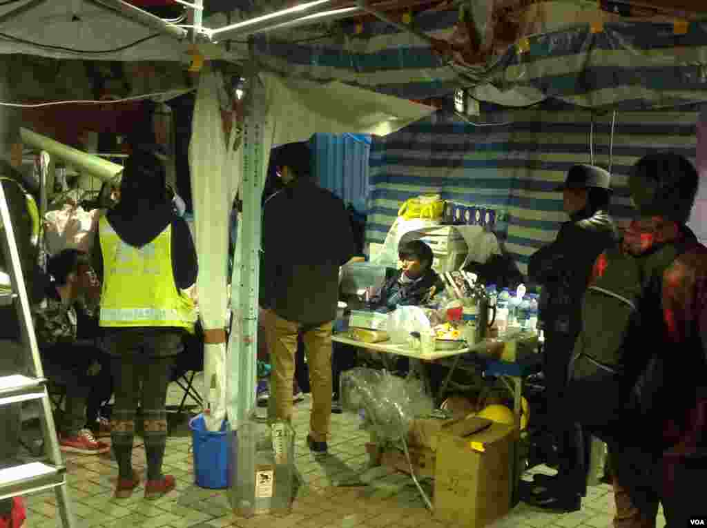 香港市民在學民思潮絕食帳篷前排隊留言（美國之音海彥拍攝）