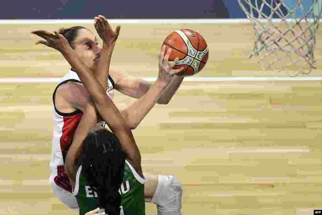 U.S. player Diana Taurasi (TOP) vies for the ball with Nigeria's forward Adaora Elonu during the FIBA 2018 Women's Basketball World Cup quarter final match in San Cristobal de la Laguna on the Canary island of Tenerife.