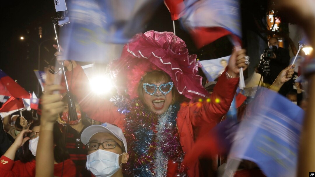 Supporters of Taiwan Kuomintang party Taipei city mayoral candidate Wayne Chiang cheer in Taipei, Taiwan, Nov. 26, 2022. 