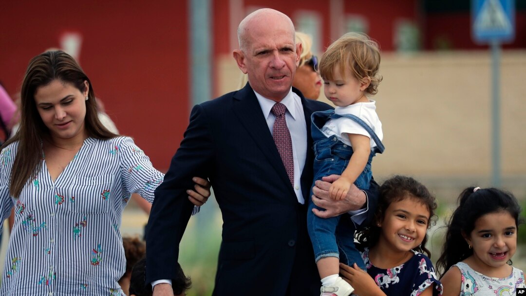 El ex jefe del espionaje militar venezolano, el mayor general retirado Hugo Carvajal, sale de prisión acompañado de familiares, en las afueras de Madrid, el 15 de septiembre de 2019.