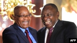 Président Cyril Ramaphosa (D) ya Afrique du Sud apesi mbote na mokonzi akitanaki na ye Jacob Zuma na Cap, Afrique du Sud, 20 février 2018.