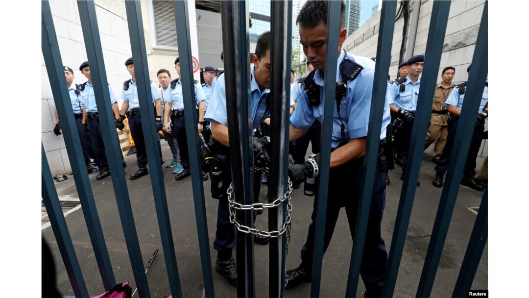 2019年6月21日,在抗議者試圖闖入後,警察鎖住了警察總部的大門。
