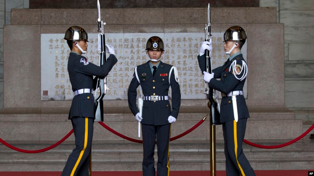Members of the Taiwanese honor guard take part in a change of duty ceremony at the Chiang Kai-shek Memorial Hall in Taipei, Taiwan, Jan. 15, 2016. 