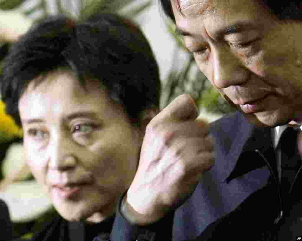 薄熙來和谷開來夫婦在北京一家軍醫院參加薄熙來父親薄一波的葬禮(2007年1月17日)