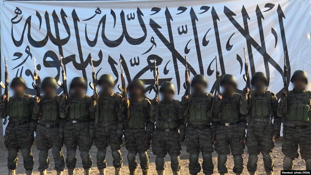 El Talibán divulgó esta foto que supuestamente muestra los atacantes suicidas que asaltaron la base militar en Mazar-i-Sharif, el viernes 21 de abril.