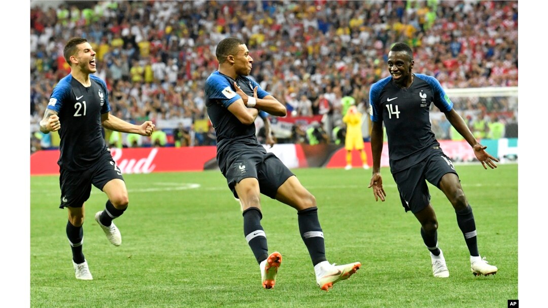 Kylian Mbappe,no centro, celebra o quarto golo da França
