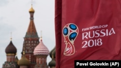 Una bandera de la Copa del Mundo 2018 frente a la Catedral de San Basilio en Moscú, Rusia, el 4 de junio de 2018.
