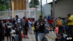 Migrantes centroamericanos llegan a El Ceibo, Guatemala, el 19 de agosto de 2021, luego de ser deportados de Estados Unidos y México.