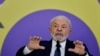 El presidente de Brasil, Luiz Inacio Lula da Silva, hace gestos durante un desayuno con corresponsales extranjeros en el Palacio Planalto en Brasilia, el 2 de agosto de 2023.
