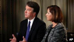 Brett Kavanaugh, con su esposa Ashley Estes Kavanaugh, responde preguntas durante una entrevista de FOX News, el 24 de septiembre de 2018, en Washington.