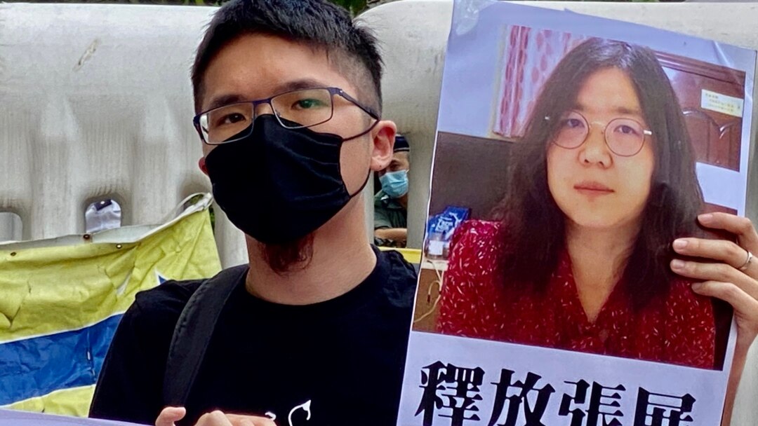香港民主派組織社民連外務副主席周嘉發表示,中國公民記者張展目前在監獄中絕食,健康情況轉差,狀態令人擔憂 (美國之音/湯惠芸)