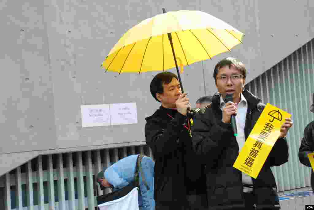 香港人口政策關注組召集人譚凱邦(手持麥克風者)在集會發言表示,警察濫用兒童保護令