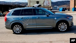 Un auto de Uber autodirigido marca Volvo, recorre Pittsburgh el Viernes, 17 de marzo de 2017.