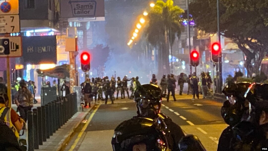 香港警方平安夜在尖沙嘴施放催淚彈驅趕示威者，港人要過一個催淚煙的聖誕節。(美國之音 湯惠芸拍攝)