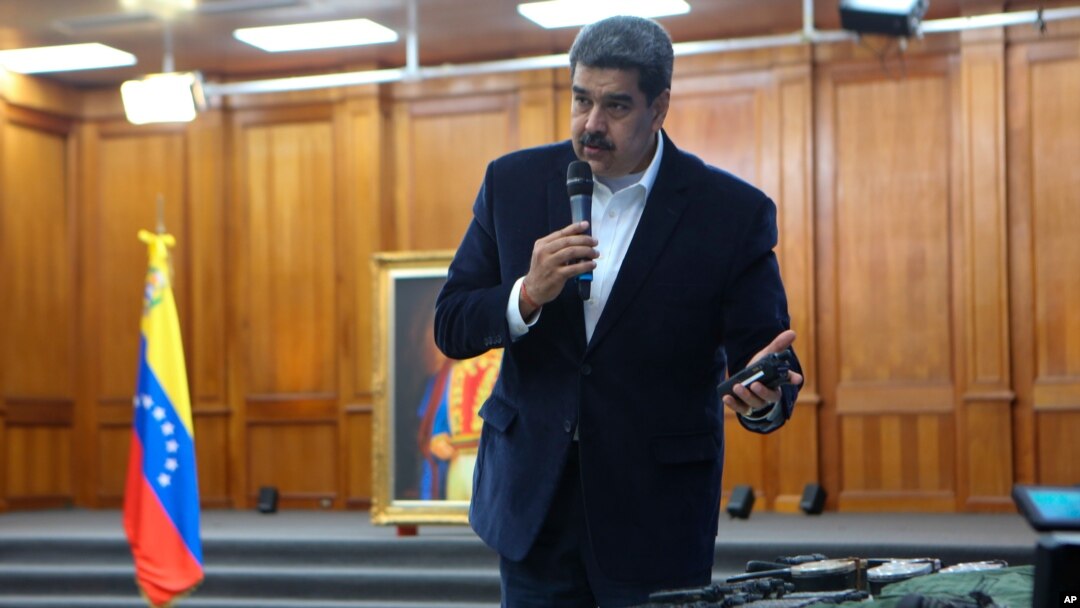  El presidente en disputa de Venezuela, Nicolás Maduro, hablando sobre equipo militar que dice fue incautado durante una incursión a Venezuela, durante su discurso televisado desde Miraflores en Caracas, Venezuela, el lunes 4 de mayo de 2020.
