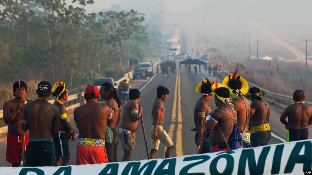 Miembros de la tribu Kayapo bloquean la carretera BR-163 durante una protesta en las afueras de Novo Progresso en el estado de Pará, Brasil, el 17 de agosto de 2020.