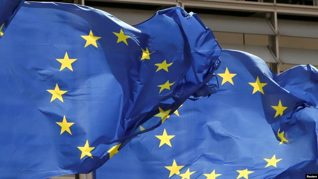 Las banderas de la Unión Europea ondean fuera de la sede de la Comisión de la UE en Bruselas. Mayo 5, 2021.