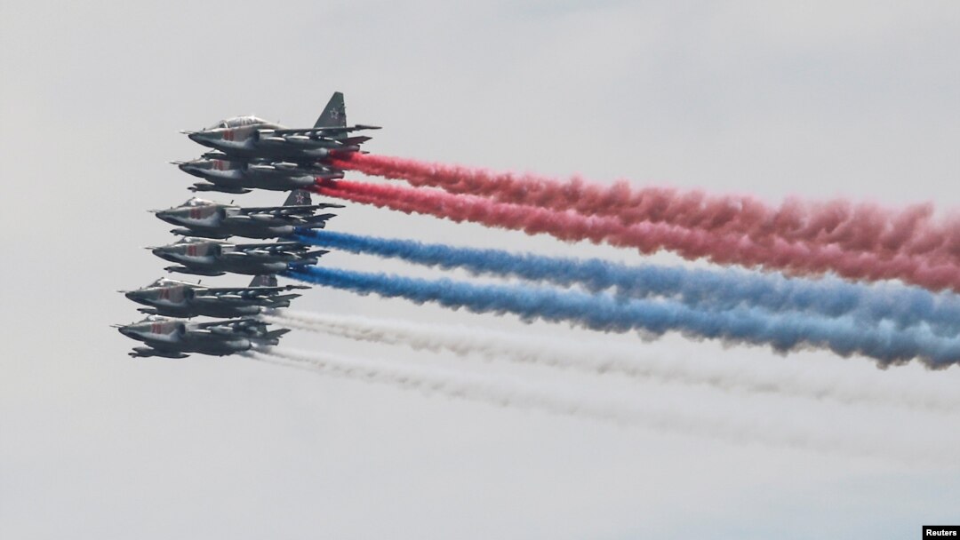 Sukhoi Su-25 jet fighters perform during the Aviadarts competition, as part of the International Army Games 2018, at the Dubrovichi range outside Ryazan, Russia, Aug. 4, 2018.