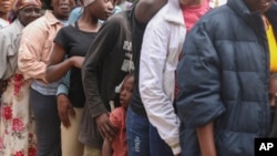ARCHIVO - Un grupo de personas hace fila para recibir comida en un refugio para familias desplazadas en la comunidad de Kenscoff de Port-au-Prince, Haití, el 3 de febrero de 2025.
