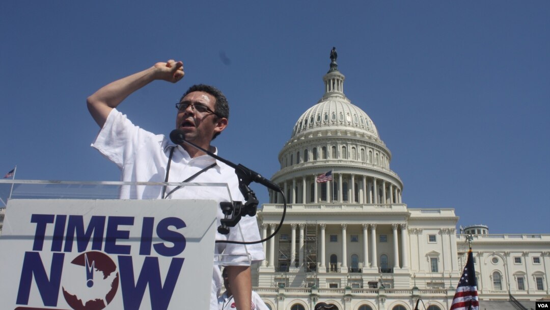 Gustavo Torres, director ejecutivo de Casa de Maryland estuvo en todo momento alentando a los inmigrantes en la lucha por una reforma migratoria durante la concentración masiva.