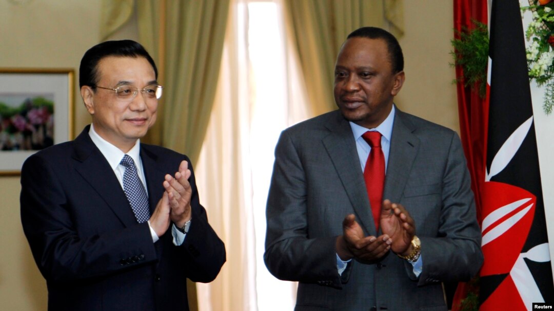 Chinese Premier Li Keqiang, left, and Kenyan President Uhuru Kenyatta applaud signing of a Standard Gauge Railway agreement at the State House in Nairobi, May 11, 2014. Fraud has been alleged in a railway deal. 