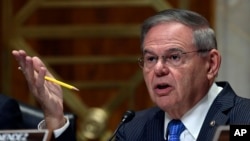 參議院外交委員會首席民主黨議員梅嫩德斯（Sen. Bob Menendez, D-NJ）出席參議院外委會聽證會。（2018年7月25日）