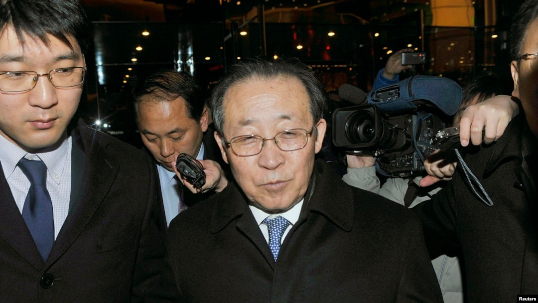 지난 2012년 2월 김계관 북한 외무성 부상이 베이징에서 글린 데이비스 미 국무부 대북정책특별대표와의 회담한 후 호텔에 복귀하며 기자들의 질문을 받고 있다. 당시 미국과 북한은 2.29 합의를 체결했지만, 북한의 장거리 로켓 실험으로 무산됐다.