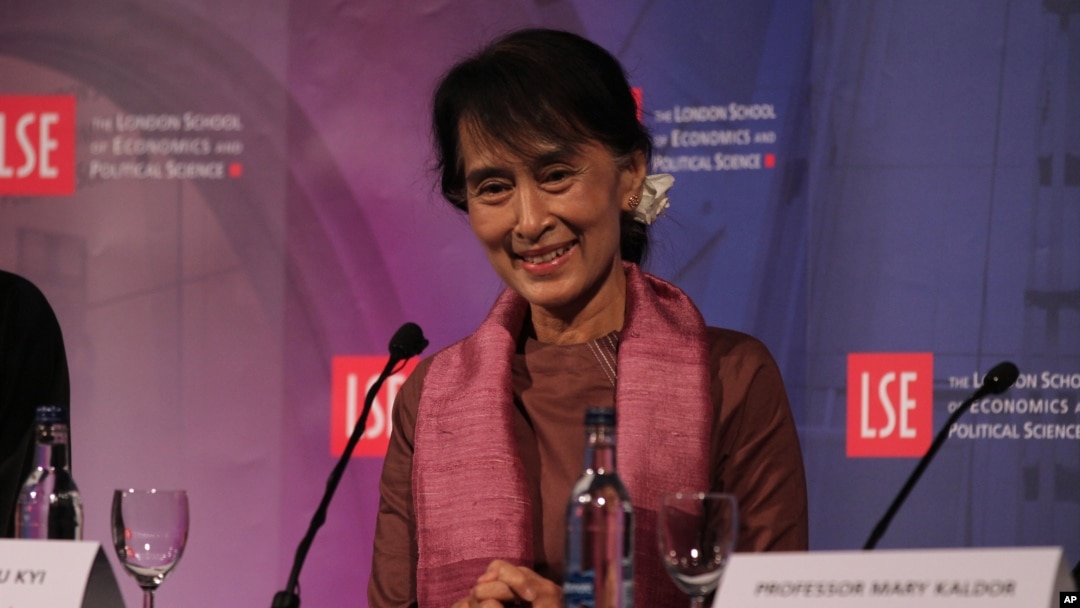 Burmese political leader Aung San Suu Kyi takes part in a round table at The London School of Economics and Political Science in London, June, 19, 2012.