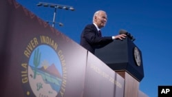 El presidente Joe Biden habla en la escuela comunitaria Gila Crossing en la reserva de la comunidad india Gila River en Laveen, Arizona, el viernes 25 de octubre de 2024. AP