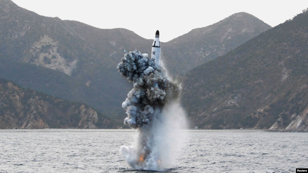 북한에서 김정은 국방위원회 제1위원장이 참관한 가운데 잠수함발사탄도미사일(SLBM) 수중발사시험을 실시했다고, 관영 조선중앙통신이 지난달 28일 보도했다. (자료사진)