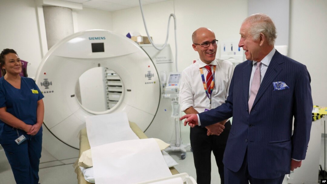 El rey Carlos III y el médico jefe de la organización Cancer Research de Reino Unido, Charlie Swanton, conversan durante una visita a un centro oncológico en Londres, el martes 30 de abril de 2024.
