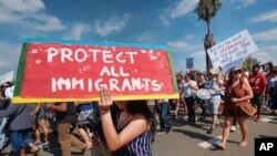Partidarios de DACA entonan consignas durante un acto en Los Ángeles, California, el 4 de septiembre de 2017.