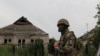 Un militar ucraniano camina junto a una casa dañada por ataques militares rusos en la aldea de Vremivka, en medio del ataque de Rusia a Ucrania, cerca de una línea de frente en la región de Donetsk, Ucrania, el 8 de julio de 2023.