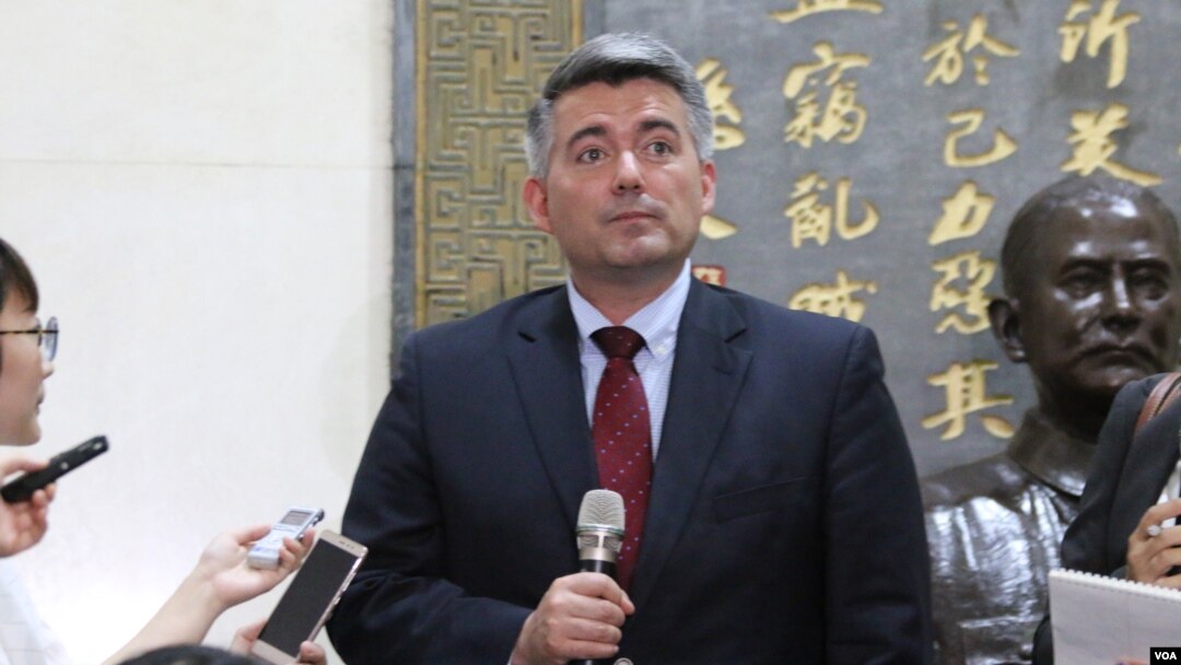 美國國會參議院外交關係委員會亞太小組委員會主席科里·加德納2018年5月26日在台灣外交部接受媒體採訪。 （美國之音記者楊明）