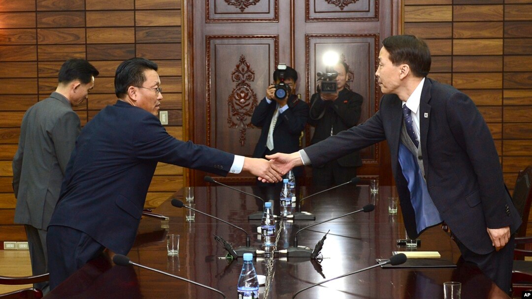 26일 판문점 북측 지역인 통일각에서 열린 남북 당국회담 준비를 위한 실무접촉에서 남측 대표단 김기웅 통일부 남북회담본부장(오른쪽)과 북측 대표단 황철 조국평화통일위원회 서기국 부장이 악수하고 있다.