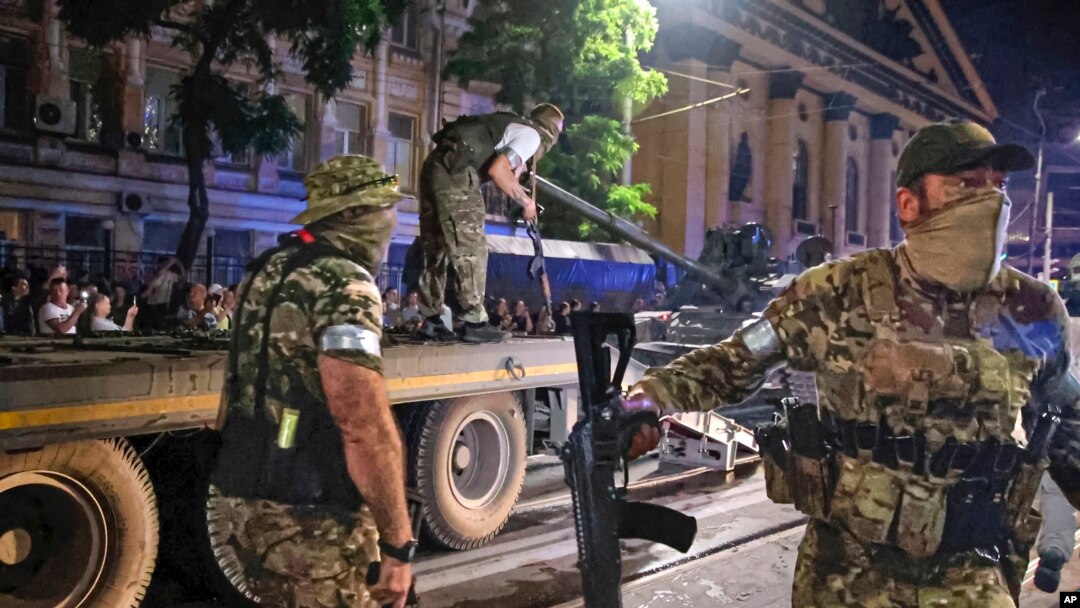 瓦格納僱傭軍士兵在俄羅斯羅斯托夫的街道上往一輛拖運車上裝載坦克。(2023年6月24日)