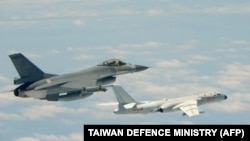 台灣空軍F-16戰機跟踪中國空軍的轟炸機飛行（2018年5月11日）