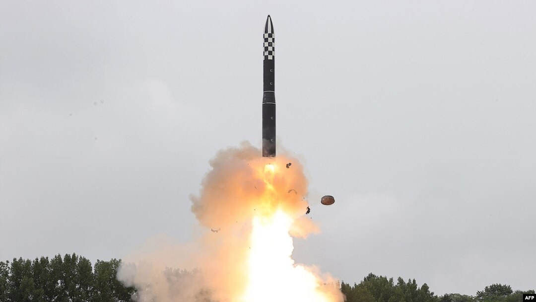 북한이 지난 12일 고체연료를 사용한 대륙간탄도미사일(ICBM) 화성-18형 시험발사를 실시했다며 다음날 관영 매체를 통해 공개한 장면. (자료사진)