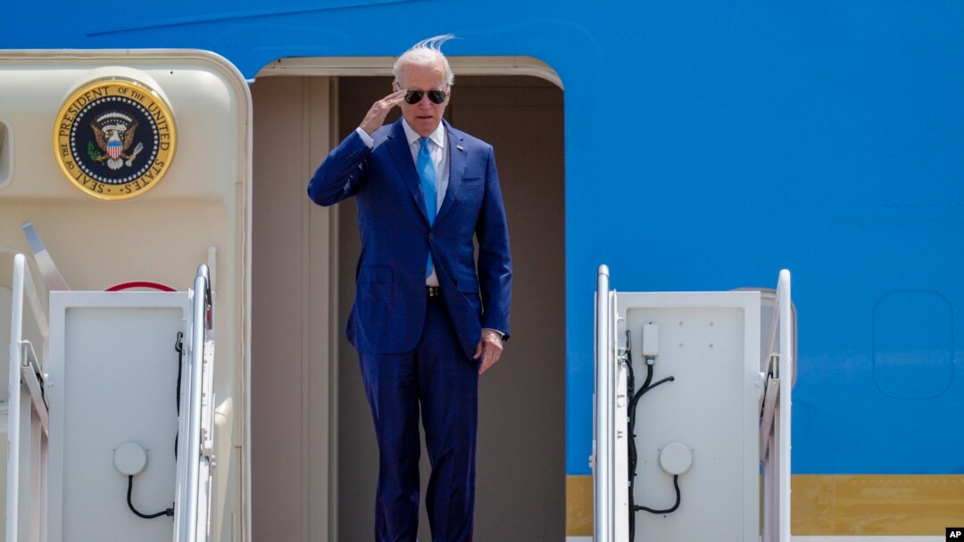El presidente de EEUU, Joe Biden., Joe Biden saluda mientras aborda el Air Force One en la base de la Fuerza Aérea Andrews, Maryland, el 17 de mayo de 2023, mientras se dirige a Hiroshima, Japón, para asistir al G-7.