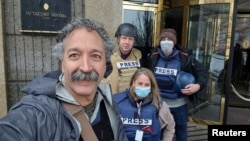 Esta imagen publicada por Fox News Channel muestra al camarógrafo Pierre Zakrzewski durante una misión con sus colegas, el corresponsal de Fox News Steve Harrigan y el productor sénior con sede en Jerusalén Yonat Friling, al fondo a la derecha, en Kiev.