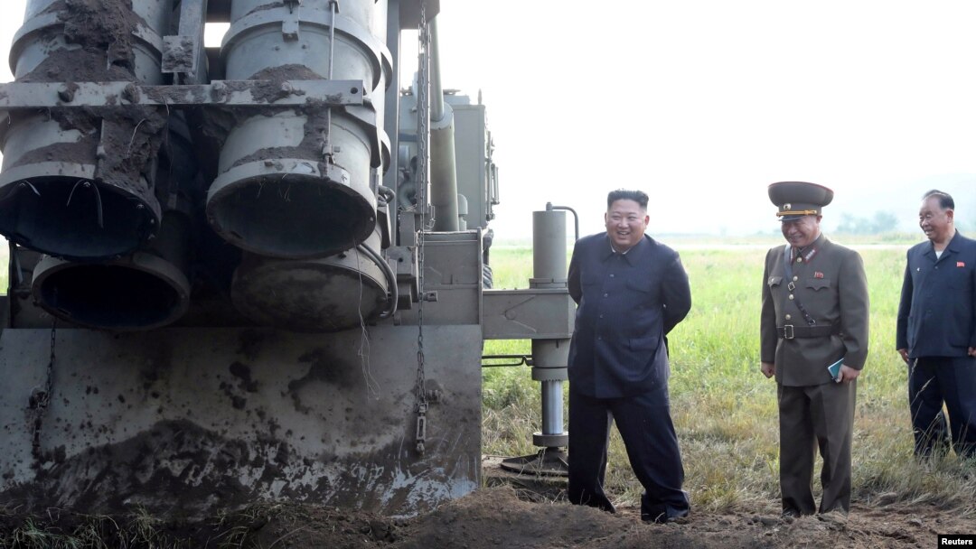 지난 9월 김정은 북한 국무위원장이 초대형 방사포 시험사격을 참관했다며, 관영 '조선중앙통신'이 공개한 사진.