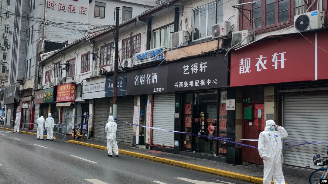 上海警察因新冠疫情封鎖了黃埔區的一個住宅區。（2021年1月21日）