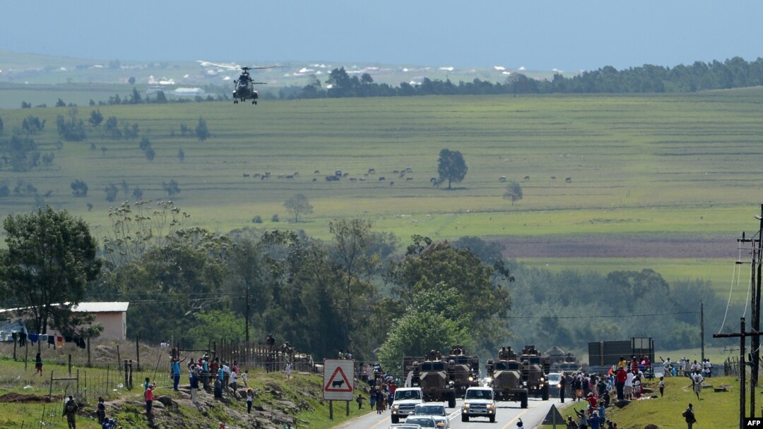 'Yan kasar Afirka ta kudu suke kallon jerin gwanon motoci ciki harda wacce take dauke da gawar Mr. Mandela.