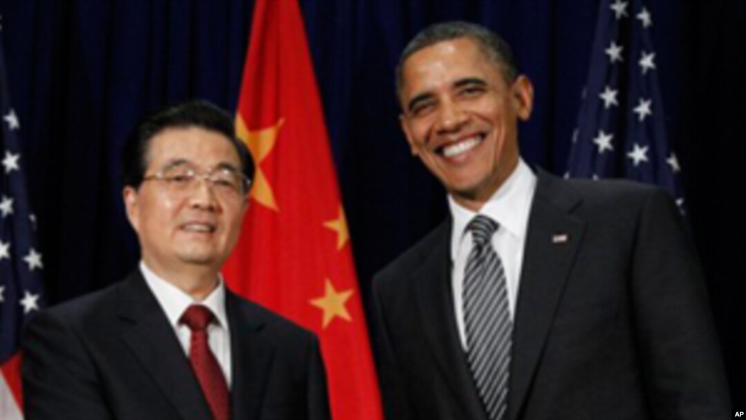 US President Barack Obama greets Chinese President Hu Jintao before the APEC leaders dinner in Honolulu, November 12, 2011.