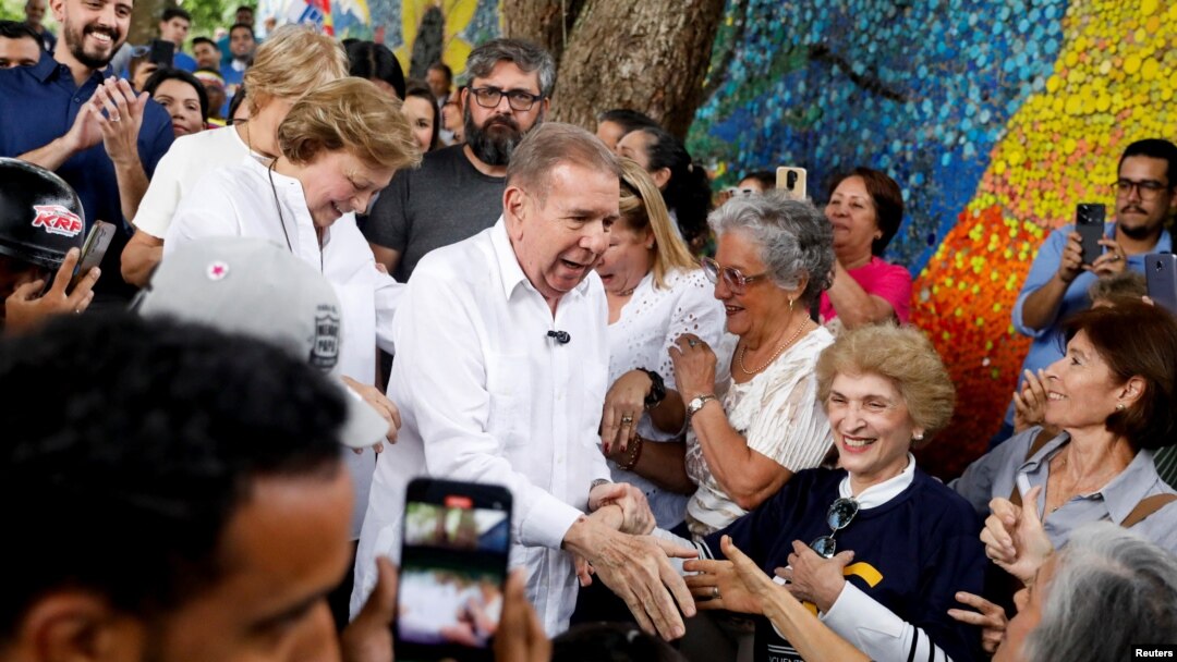 Edmundo González Urrutia, candidato presidencial opositor, participa en un mitin en Caracas, el 19 de junio de 2024. El aspirante a la presidencia se rehusó a firmar un acuerdo en el poder electoral por considerar que iba "nariceado" u obligado.