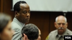 Dr. Conrad Murray fue sorprendido al ser esposa inmediatamente por un policía de la corte y escoltado a prisión en donde permanecerá hasta el día de su sentencia a finales de noviembre de 2011.