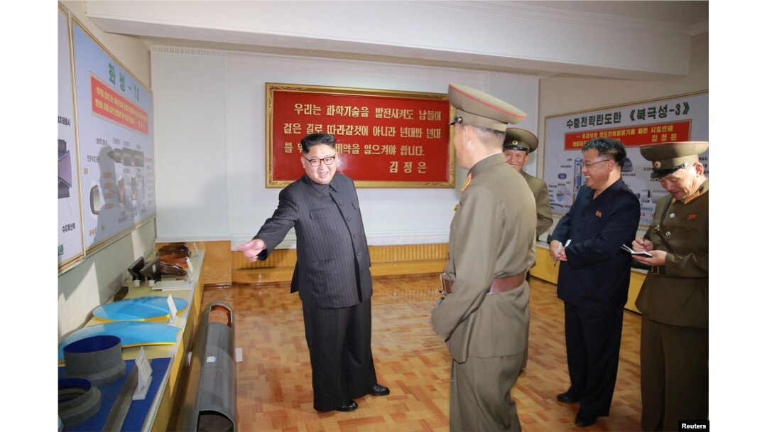 북한 김정은 국무위원장이 대륙간탄도미사일(ICBM) 소재를 개발·생산하는 국방과학원 화학재료연구소를 시찰했다고 조선중앙통신이 23일 보도했다.